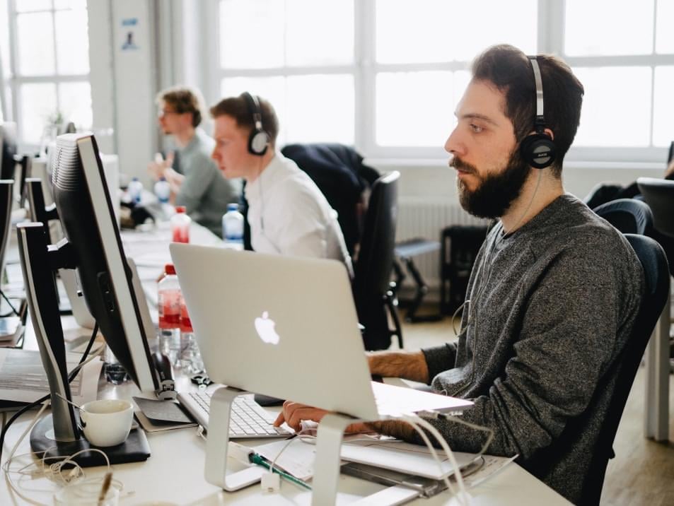 men-working-office-laptop-beard-startup_t20_7JBepB