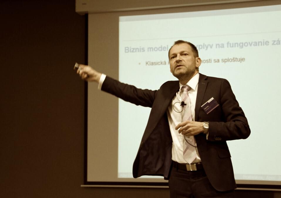 business-man-suit-speaker-presentation-conference_t20_3JL9zo